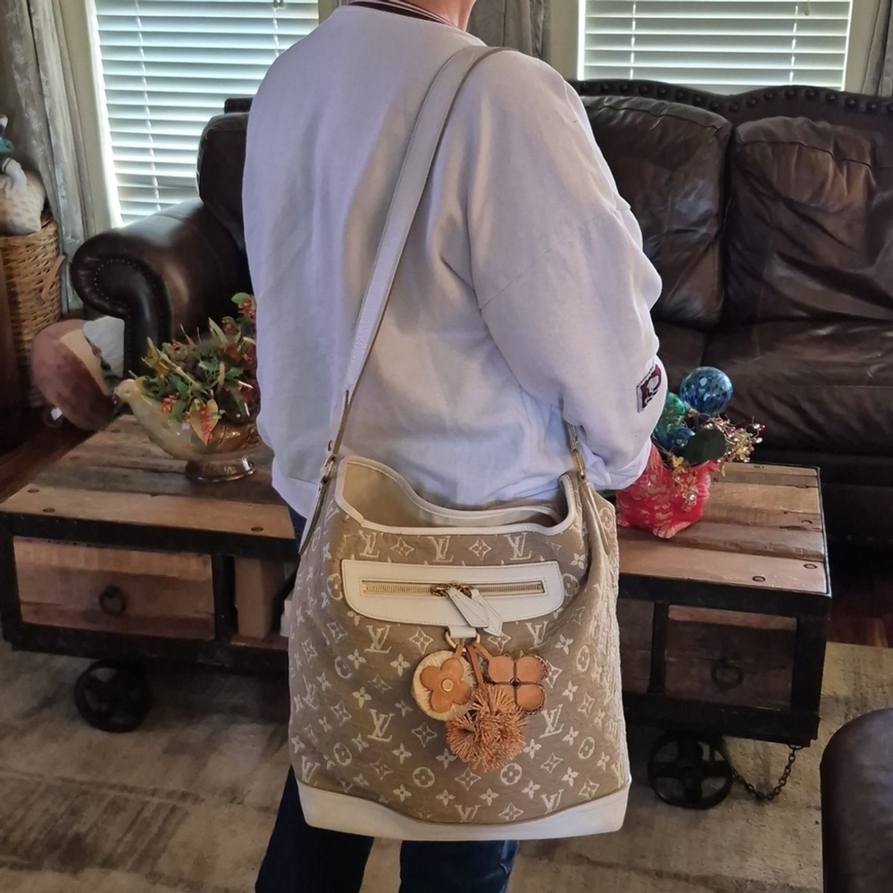 Louis VuittonLimited Edition BlancMonogram Sabbia Besace Bag. Serialcode FO4170. - Picture 7 of 16